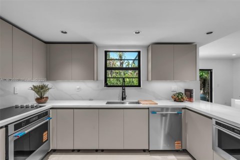 Купить виллу или дом в Корал-Гейблс, Флорида 4 спальни, 210.42м2, № 2049706 - фото 12