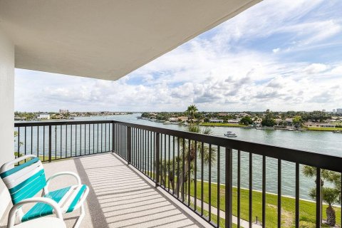 Condominio en alquiler en Saint Pete Beach, Florida, 2 dormitorios, 132.85 m2 № 1885346 - foto 1
