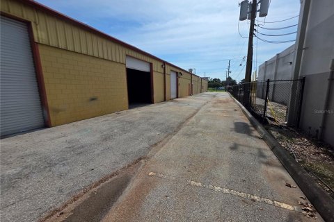 Propiedad comercial en alquiler en Orlando, Florida, 1114.83 m2 № 2098732 - foto 10