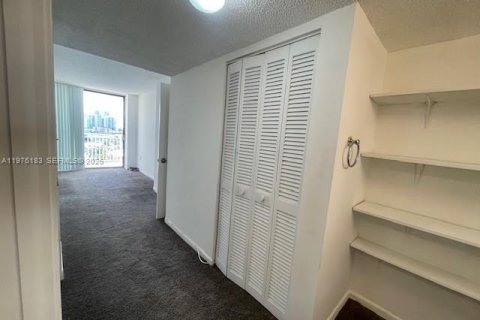 Condo in Sunny Isles Beach, Florida, 2 bedrooms  № 2042776 - photo 15