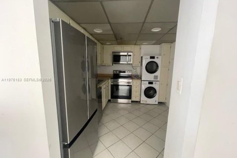 Condo in Sunny Isles Beach, Florida, 2 bedrooms  № 2042776 - photo 14