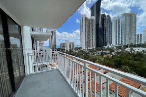 Condo in Sunny Isles Beach, Florida, 2 bedrooms  № 2042776 - photo 9