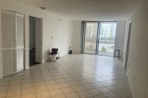Condo in Sunny Isles Beach, Florida, 2 bedrooms  № 2042776 - photo 27