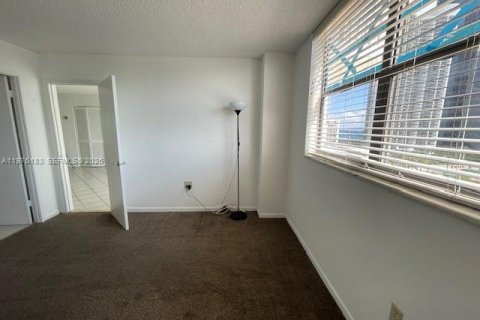 Condo in Sunny Isles Beach, Florida, 2 bedrooms  № 2042776 - photo 24