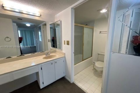 Condo in Sunny Isles Beach, Florida, 2 bedrooms  № 2042776 - photo 22