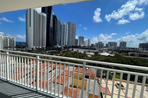 Condo in Sunny Isles Beach, Florida, 2 bedrooms  № 2042776 - photo 21