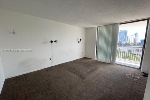 Condo in Sunny Isles Beach, Florida, 2 bedrooms  № 2042776 - photo 19