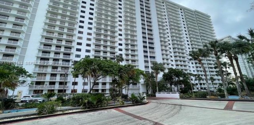 Condo in Sunny Isles Beach, Florida, 2 bedrooms  № 2042776