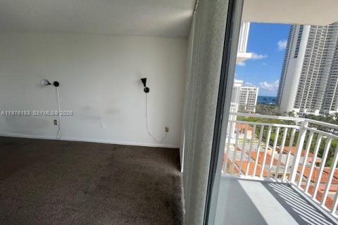 Condo in Sunny Isles Beach, Florida, 2 bedrooms  № 2042776 - photo 18