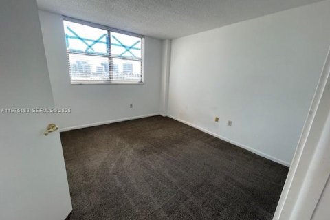 Condo in Sunny Isles Beach, Florida, 2 bedrooms  № 2042776 - photo 26