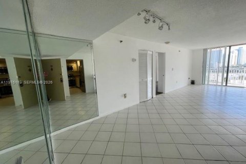 Condo in Sunny Isles Beach, Florida, 2 bedrooms  № 2042776 - photo 12