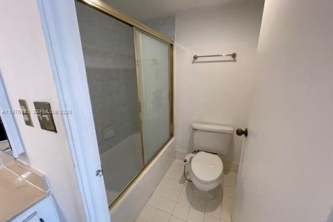 Condo in Sunny Isles Beach, Florida, 2 bedrooms  № 2042776 - photo 16