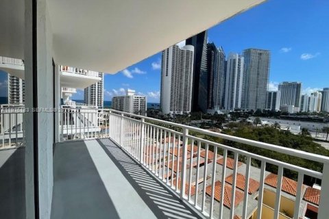 Condo in Sunny Isles Beach, Florida, 2 bedrooms  № 2042776 - photo 23