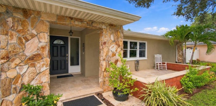 House in Clearwater, Florida 4 bedrooms, 202.34 sq.m. № 2395868