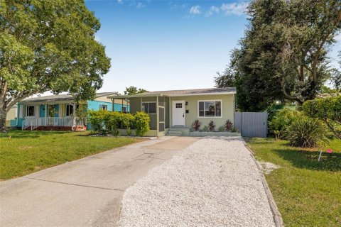 House in Saint Petersburg, Florida 2 bedrooms, 65.31 sq.m. № 1872812 - photo 1