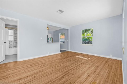 House in Saint Petersburg, Florida 2 bedrooms, 65.31 sq.m. № 1872812 - photo 8