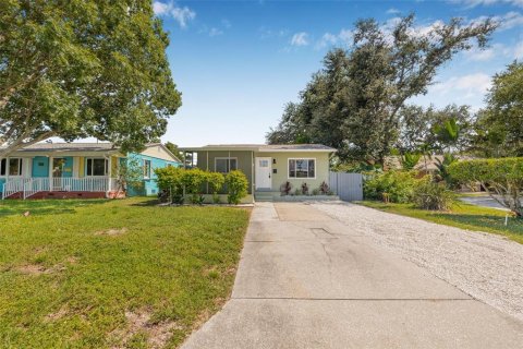 House in Saint Petersburg, Florida 2 bedrooms, 65.31 sq.m. № 1872812 - photo 2
