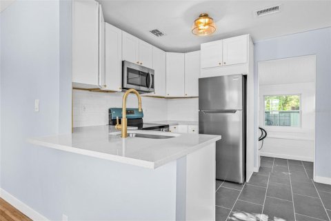 House in Saint Petersburg, Florida 2 bedrooms, 65.31 sq.m. № 1872812 - photo 12