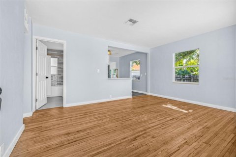 House in Saint Petersburg, Florida 2 bedrooms, 65.31 sq.m. № 1872812 - photo 7
