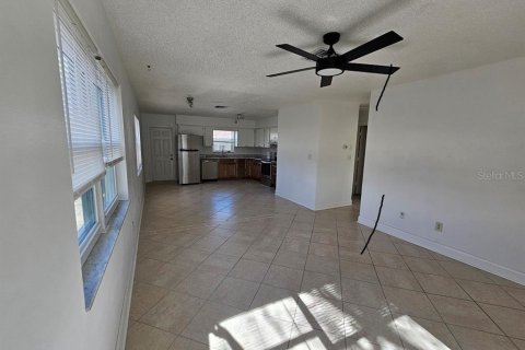 Appartement à louer à Redington Shores, Floride: 2 chambres, 160.54 m2 № 1850028 - photo 5