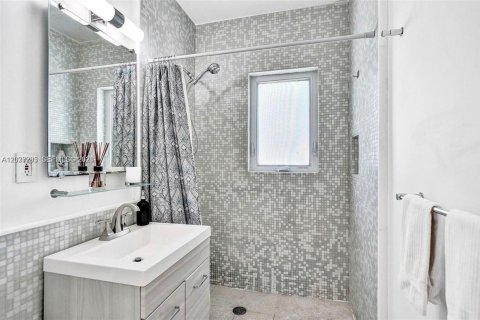 House in Miami Shores, Florida 3 bedrooms, 173.63 sq.m. № 2087264 - photo 24