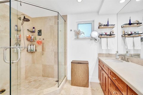 House in Miami Shores, Florida 3 bedrooms, 173.63 sq.m. № 2087264 - photo 14