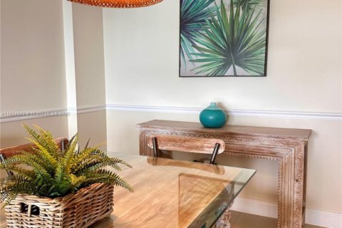 Condo in Sunny Isles Beach, Florida, 2 bedrooms № 1817661 - photo 3