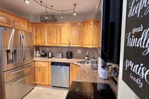 Condo in Sunny Isles Beach, Florida, 2 bedrooms № 1817661 - photo 16