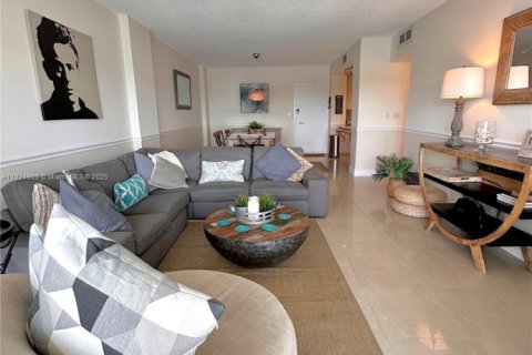 Condo in Sunny Isles Beach, Florida, 2 bedrooms № 1817661 - photo 7