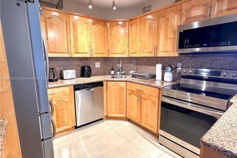 Condo in Sunny Isles Beach, Florida, 2 bedrooms № 1817661 - photo 18