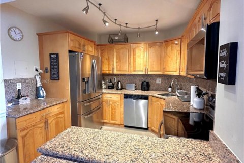 Condo in Sunny Isles Beach, Florida, 2 bedrooms № 1817661 - photo 15