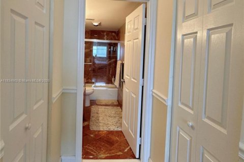 Condo in Sunny Isles Beach, Florida, 2 bedrooms № 1817661 - photo 27