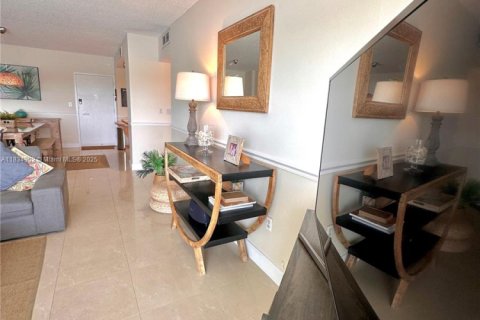 Condo in Sunny Isles Beach, Florida, 2 bedrooms № 1817661 - photo 8