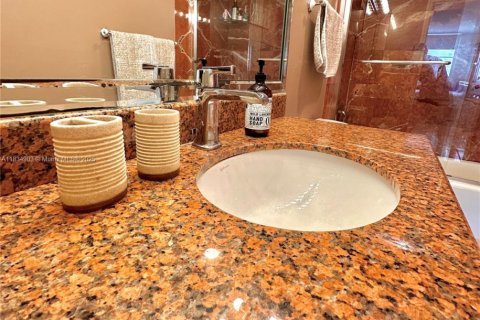 Condo in Sunny Isles Beach, Florida, 2 bedrooms № 1817661 - photo 29