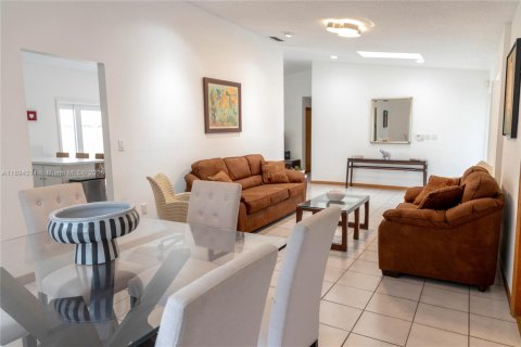 Villa ou maison à louer à Miami, Floride: 4 chambres, 168.06 m2 № 1946083 - photo 5