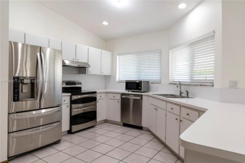 Villa ou maison à louer à Miami, Floride: 4 chambres, 168.06 m2 № 1946083 - photo 14