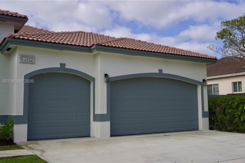 House in Miami, Florida 4 bedrooms, 291.71 sq.m. № 2044474