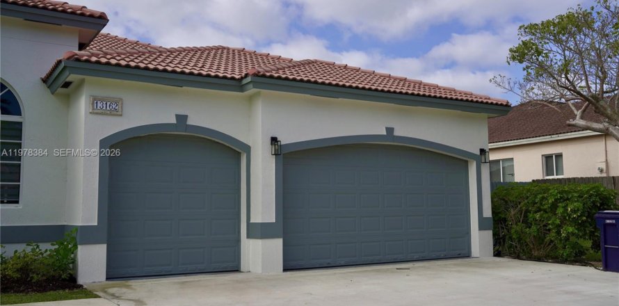 House in Miami, Florida 4 bedrooms, 291.71 sq.m. № 2044474