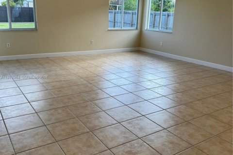 House in Miami, Florida 4 bedrooms, 291.71 sq.m. № 2044474 - photo 5