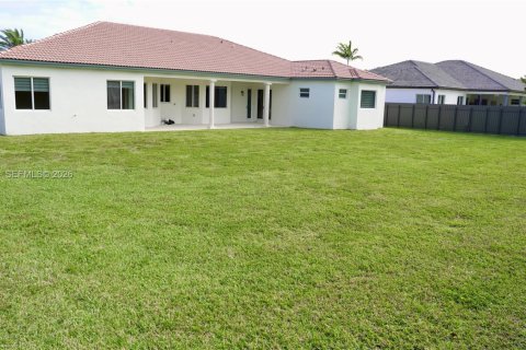 House in Miami, Florida 4 bedrooms, 291.71 sq.m. № 2044474 - photo 2