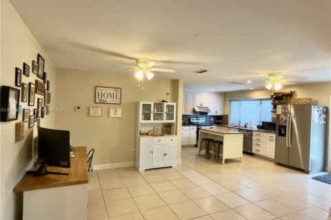 House in Pembroke Pines, Florida 3 bedrooms, 150.59 sq.m. № 1923011 - photo 9