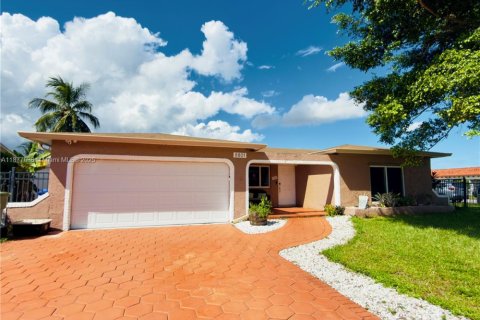 House in Pembroke Pines, Florida 3 bedrooms, 150.59 sq.m. № 1923011 - photo 2