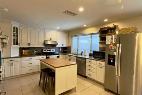 House in Pembroke Pines, Florida 3 bedrooms, 150.59 sq.m. № 1923011 - photo 10