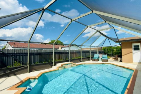 House in Pembroke Pines, Florida 3 bedrooms, 150.59 sq.m. № 1923011 - photo 3