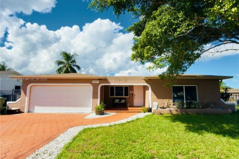 House in Pembroke Pines, Florida 3 bedrooms, 150.59 sq.m. № 1923011 - photo 1