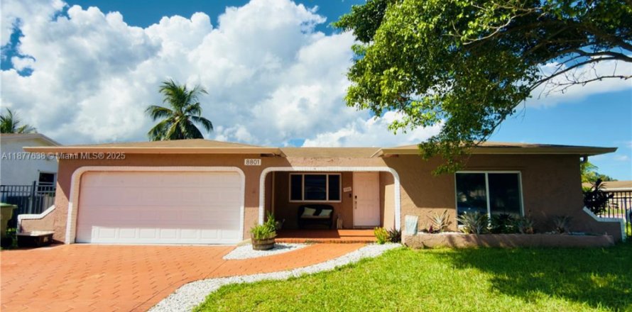 House in Pembroke Pines, Florida 3 bedrooms, 150.59 sq.m. № 1923011