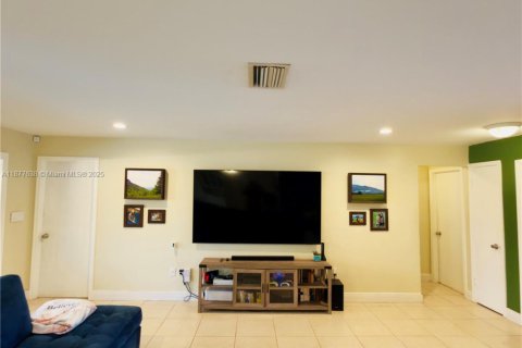 House in Pembroke Pines, Florida 3 bedrooms, 150.59 sq.m. № 1923011 - photo 6