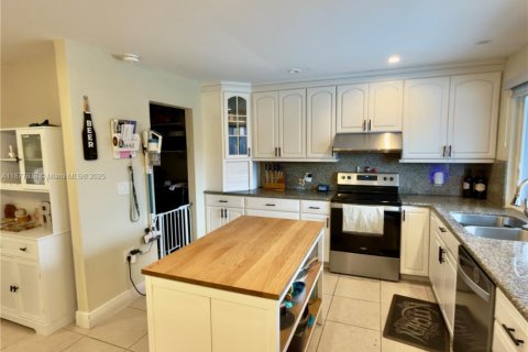House in Pembroke Pines, Florida 3 bedrooms, 150.59 sq.m. № 1923011 - photo 11