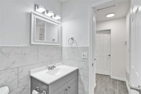 Villa ou maison à louer à Sunrise, Floride: 3 chambres, 100.33 m2 № 2260442 - photo 4