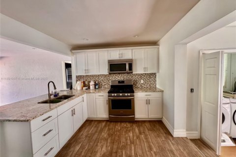 Villa ou maison à louer à Lantana, Floride: 2 chambres, 89.56 m2 № 1975203 - photo 4